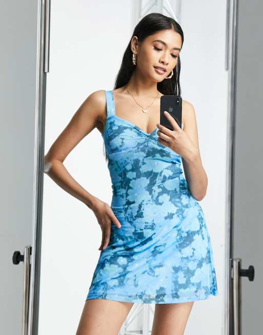 Topshop - Mini jurk met jersey en mesh met gedraaide voorkant en wazige bloemenprint in blauw
