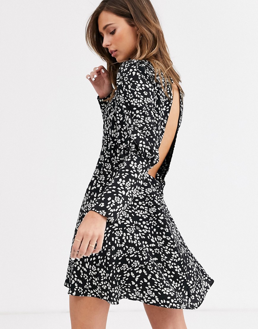 Topshop - Mini-jurk met pofmouwen in zwart met bloemenprint