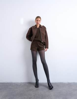 Topshop - Mini-Shorts aus echtem Wildleder in Schokobraun, Kombiteil-Grün