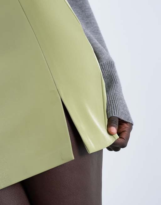 Topshop – Mini-Volantrock aus hochglänzendem Kunstleder in Avocadogrün, 4 von 5