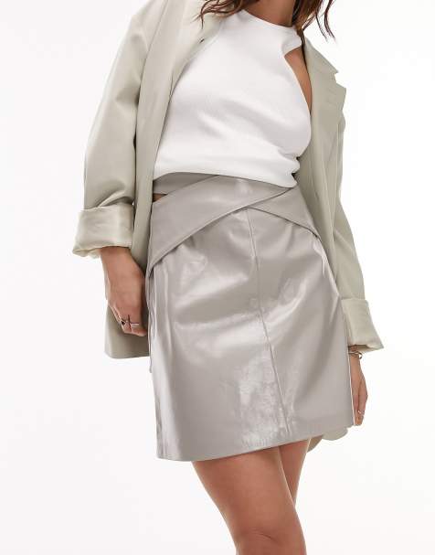 Topshop – Mini-Wickelrock aus Vinyl in Grau - view 1