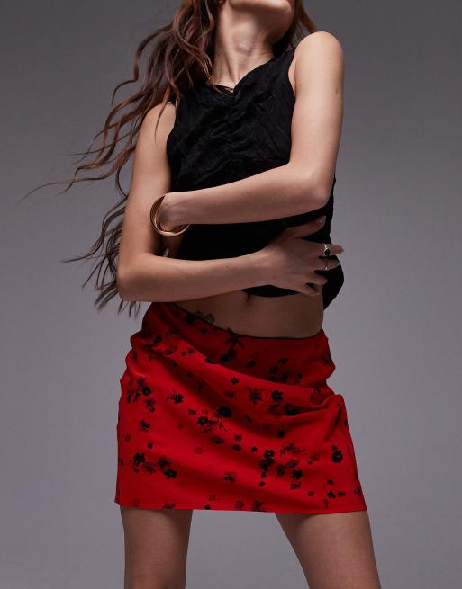 Topshop - Minigonna rossa a fiori neri con taglio sbieco