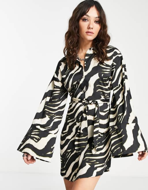 Topshop - Minikjole med bælte, kimonoærmer og sort og hvid zebraprint i satin