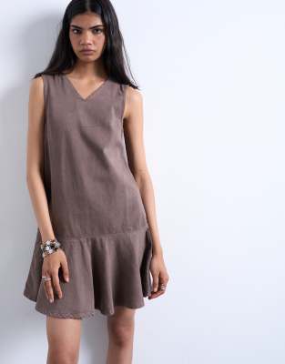 Topshop - Minikleid aus Denim in Braun mit V-Ausschnitt und Schößchen-Brown
