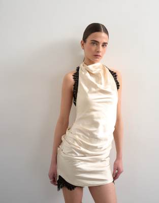 Topshop - Minikleid aus Satin in der Farbe Auster mit Neckholder, Wasserfallausschnitt und kontrastierendem Spitzenbesat...