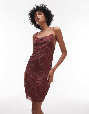 Topshop - Minikleid in Burgunderrot mit Wasserfallausschnitt, Knitterstruktur und maritimem Muster-Bunt