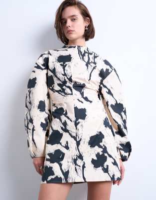 Topshop - Minikleid in Schwarz-Weiß geblümt mit Ballonärmeln und tailliertem Schnitt-Bunt