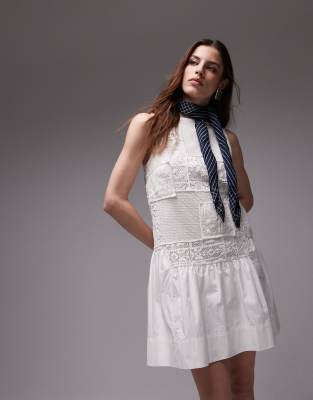 Topshop - Minikleid in Weiß mit Patchwork-Einsätzen aus Häkelstoff und tiefem Taillensaum
