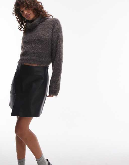 Topshop – Minirock aus Kunstleder in Schwarz mit Stufensaum