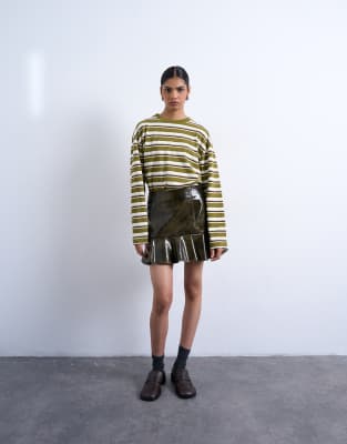 Topshop - Minirock aus Vinyl in Grün mit Schößchensaum