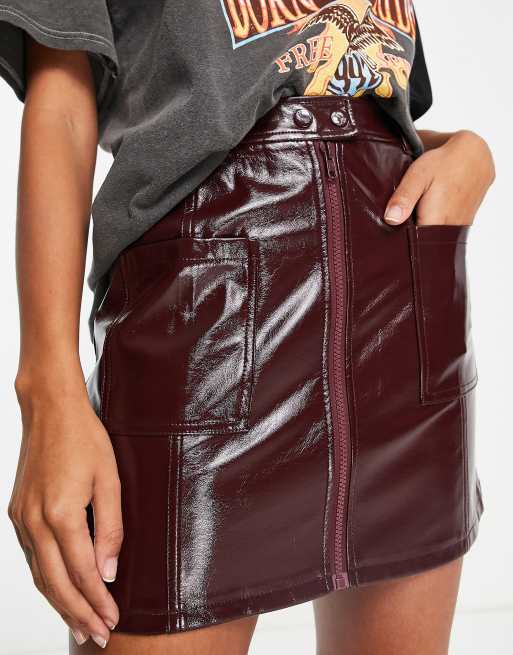 Topshop – Minirock in Lackoptik in Burgunderrot mit Reißverschluss vorne und Tasche