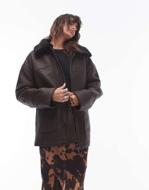Topshop – Mittellange Pilotenjacke aus Kunstleder in Braun mit Teddyfellbesatz - view 1
