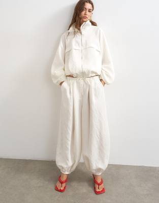 Брюки-баллоны из модала Topshop цвета экрю - часть комплекта цвета экрю
