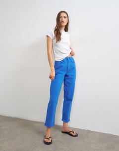 Model wearing Mom high rise loose fit jean in cobalt