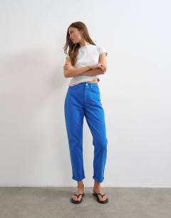 Model wearing Mom high rise loose fit jean in cobalt