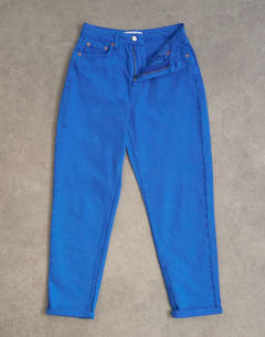Model wearing Mom high rise loose fit jean in cobalt