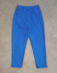 Model wearing Mom high rise loose fit jean in cobalt