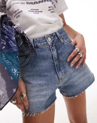 Topshop - Mom-Shorts aus Denim in Mittelblau mit A-Linien-Schnitt