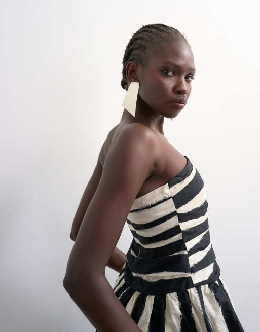 Topshop - Monokrom bandeau-top med rynker over brystet og peplumkant, 2 af 4