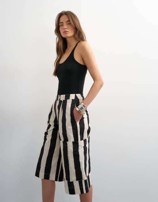 Topshop – Monokroma, randiga cargoshorts i lång modell med bermudastil, 3 av 5