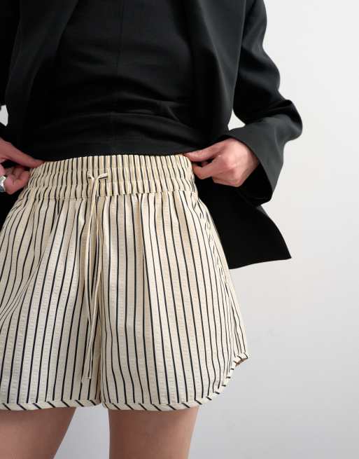 Topshop - Monokrome løbeshorts med striber i krølstof, 4 af 5