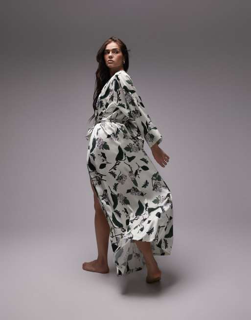Topshop – Morgenmantel aus Satin in Creme mit botanischem Print und Zierstreifen 