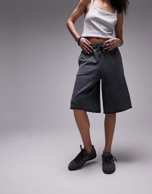 Topshop – Mörkgrå, stentvättade dad shorts i extra lång modell med råskuren fåll