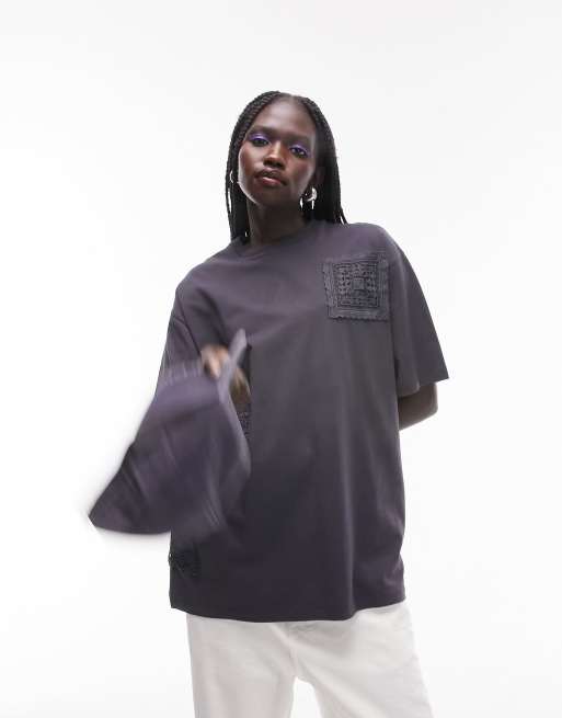 Topshop – Mörkgrå, virkad t-shirt i oversize och flera lager på påsydd ficka