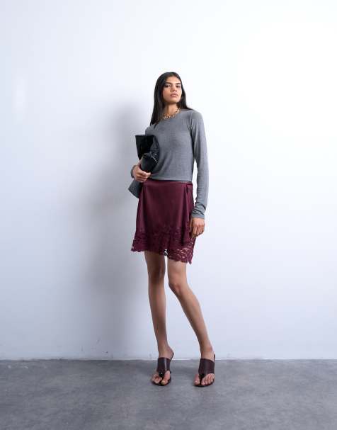 Topshop - Mørkerød mininederdel i satin med asymmetrisk snit og blondekant - view 1