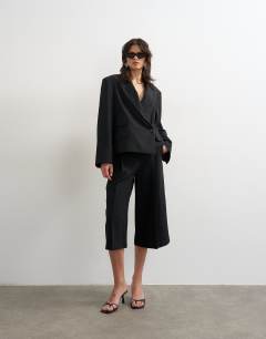Model wearing Multipocket blazer in black