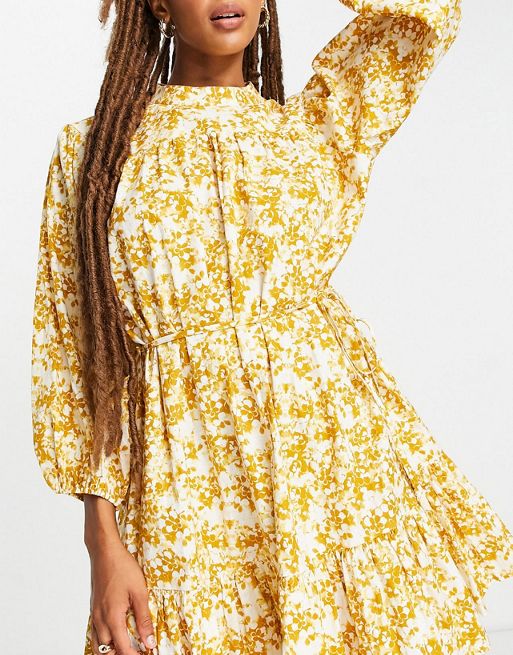 Topshop – Musztardowa sukienka mini z tkaniny w kwiaty z długimi rękawami z  paskiem | ASOS