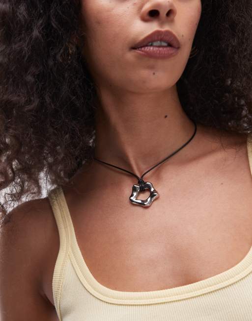 Topshop - Nadine - Collana in corda nera con pendente argentato