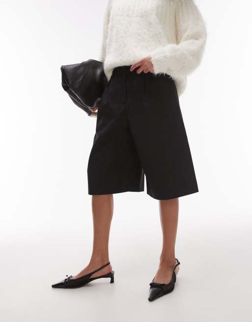 Topshop - Nålestribede og mellemlange shorts i sort