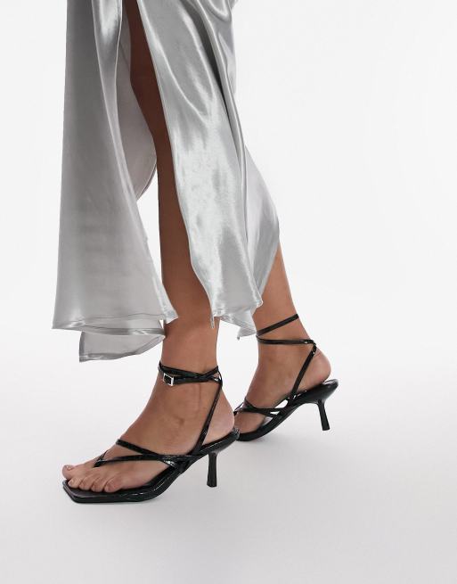 Topshop - Nancy - Teensandalen met brede pasvorm, halfhoge hak en smalle bandjes in zwart met croc-effect