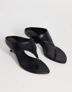 Model wearing Nancy toe thong mid heel sandal in black