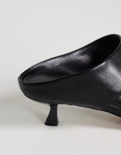 Model wearing Nancy toe thong mid heel sandal in black