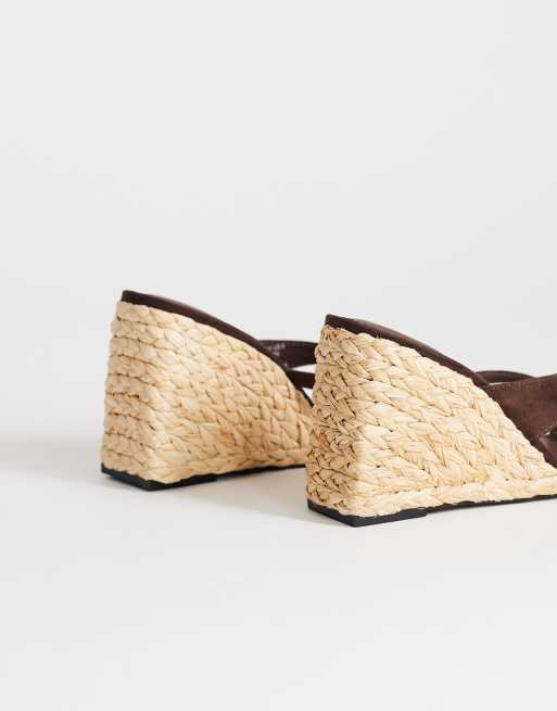 Topshop - Naomi - Sandales style mules en raphia à entredoigt et semelle compensée - Chocolat imitation daim, 4 de 4