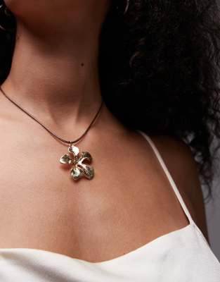 Topshop - Natalie - Goldfarbene Halskette mit Blumen-Anhänger