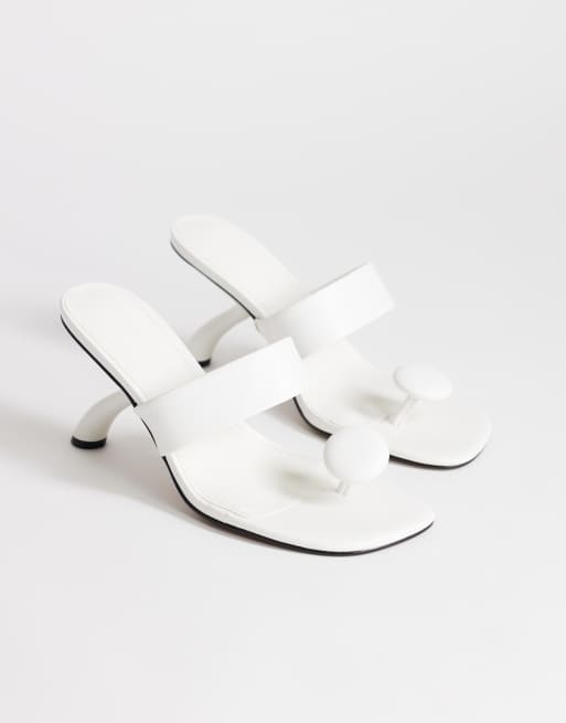Topshop – Natalie – Zehenstegsandalen in Weiß mit abgewinkeltem, mittelhohem Absatz, 2 von 4