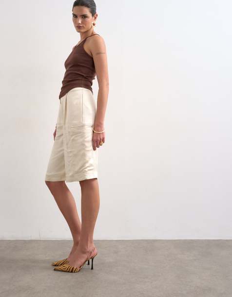 Topshop – Naturvita, långa cargoshorts i satin - view 1