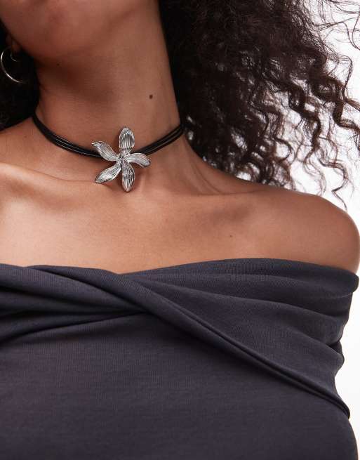 Topshop – Nellie – Choker z zawieszką z kwiatkiem w kolorze srebrnym