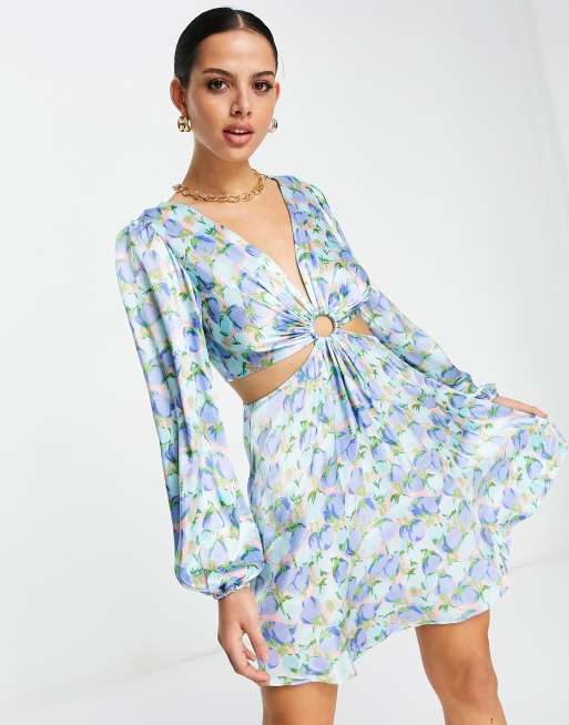 Topshop – Niebieska satynowa sukienka mini w kwiatowy wzór z obszernymi rękawami z wycięciem i kółkiem 