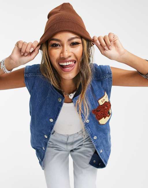 Topshop – Niebieski bezrękawnik jeansowy w uczelnianym stylu
