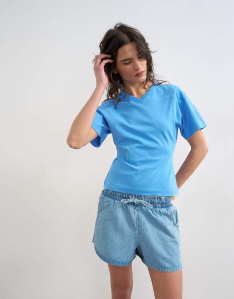 Topshop – Niebieski T-shirt z dekoltem w szpic i zwężaną talią - view 1
