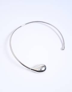 Model wearing Nila teardrop adjustable choker necklace in silver