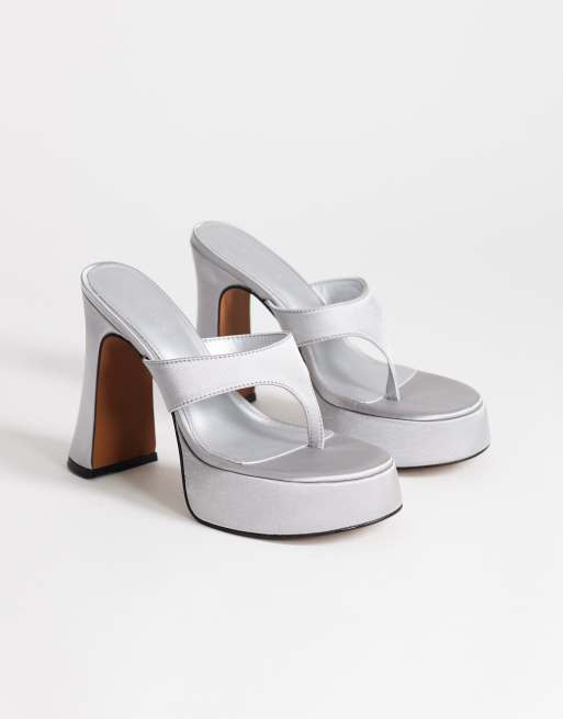 Topshop - Nima - Sandales à talon haut, plateforme et entredoigt en satin - Gris, 2 de 4