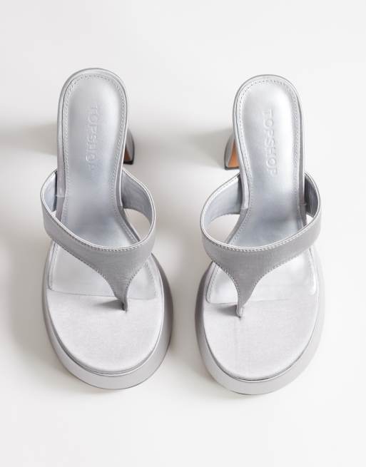 Topshop - Nima - Sandales à talon haut, plateforme et entredoigt en satin - Gris, 3 de 4