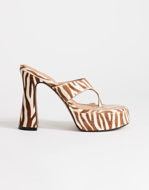 Topshop – Nima – Zehensteg-Sandaletten aus echtem Leder mit Fellbesatz, hohem Absatz, Plateausohle und Zebramuster - view 1