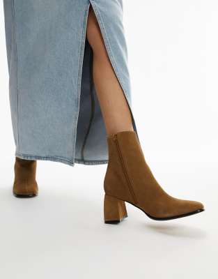 Topshop - Nina - Sockenstiefel aus Wildlederimitat in Camel mit ausgestelltem Absatz-Neutral