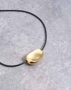 Model wearing Nora choker rope necklace with gem in gold